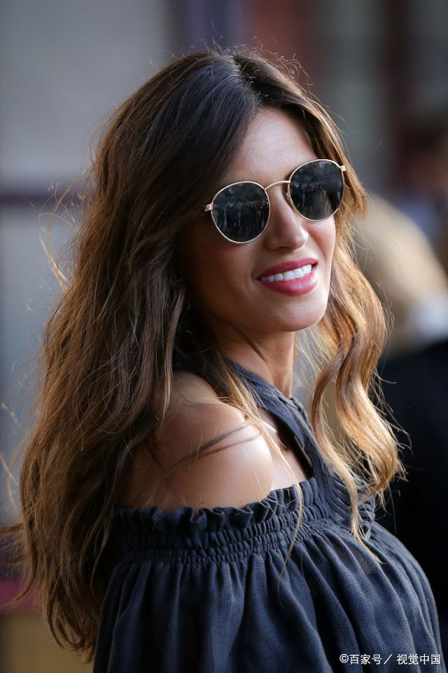 卡西女友萨拉现身,35岁宛若少女风情万种,曾因貌美被批干扰比赛